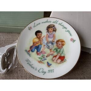 Avon Mothers Day Plate 1991 Love Makes All Things Grow Pre-owned